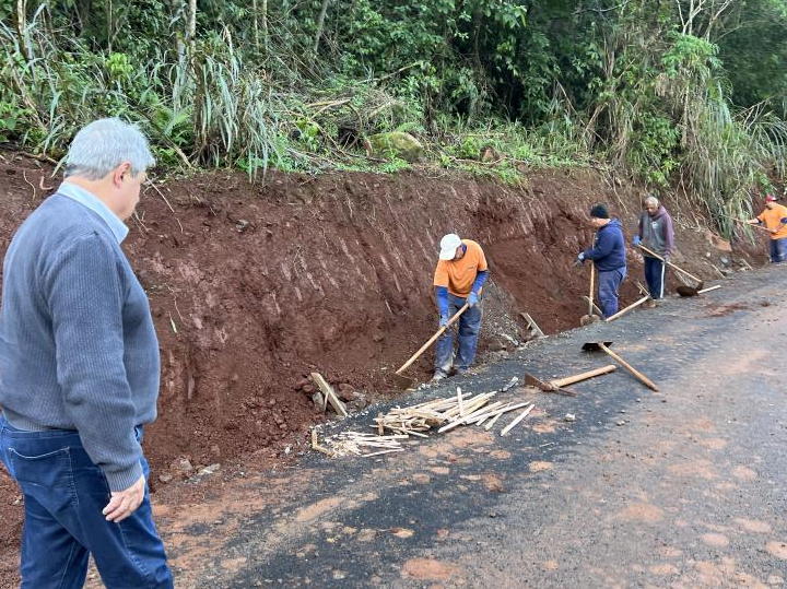 Novo asfalto da Linha 28 recebe canaletas